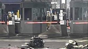 Restos del coche tras la explosión en la entrada del puente Rainbow.