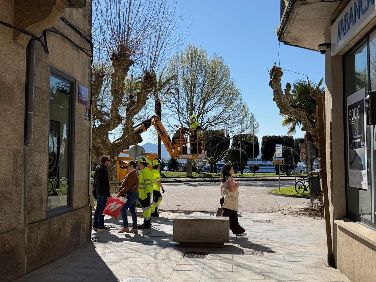 Operarios municipalews despejando el cruce de Eugenio Sequeiros con San Xosé, ayer.