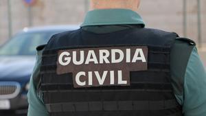 Archivo - Un agente de la Guardia Civil, de espaldas, archivo