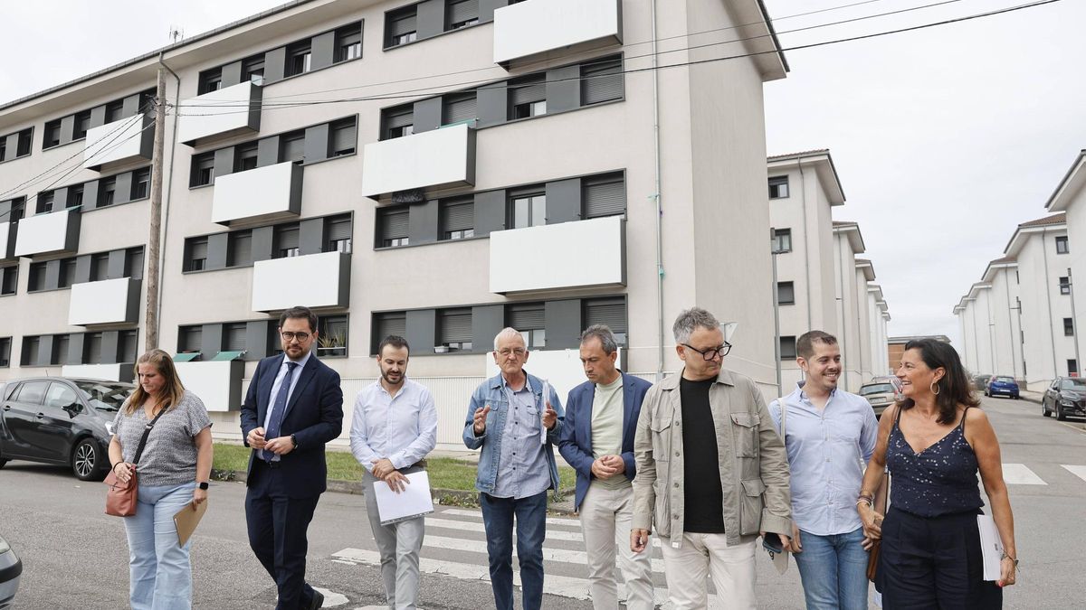 Por la izquierda, María Méndez, Jaime Fernández-Paíno, Daniel Sánchez, Juan José Jiménez, Ovidio Zapico, Gilberto Villoria, Javier Suárez Llana y María López Castro, frente al poblado de Inuesa, en Tremañes.