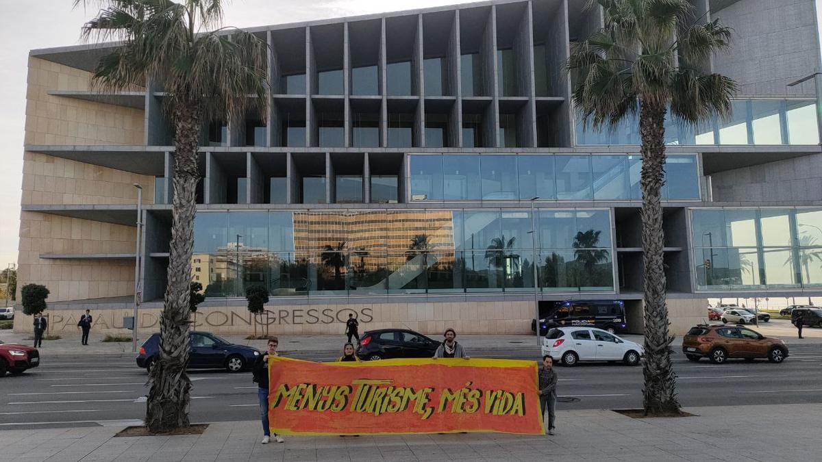 Activistas de la contracumbre turística protestan en la reunión de ministros europeos en Palma