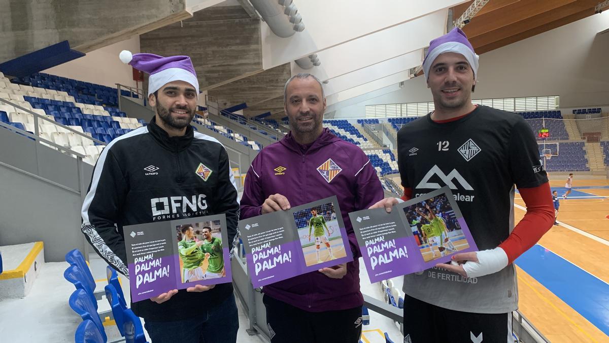 Tomaz, Vadillo y Fabio posan con los gorros y las fotos que se repartirán antes del partido.