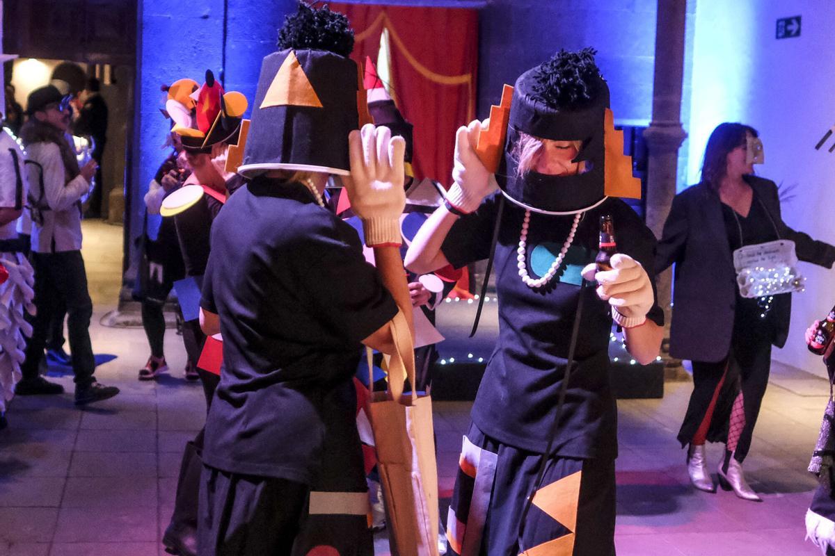 Fiesta de ‘CAAMnaval’:  el dadaísmo