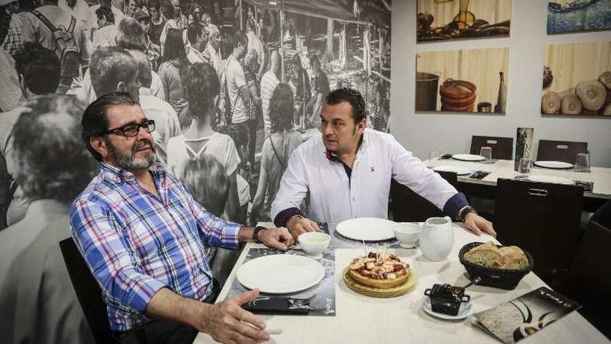 Dos clientes en el local de la plaza del Carbayón.