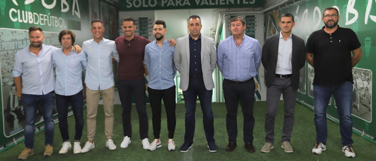 Todo el cuadro de técnicos del Córdoba CF, junto a Javier González Calvo, tras el acto de renovación de los contratos.