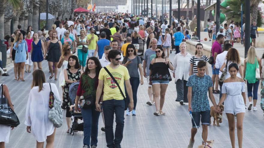 Una multitud pasea por Barcelona.