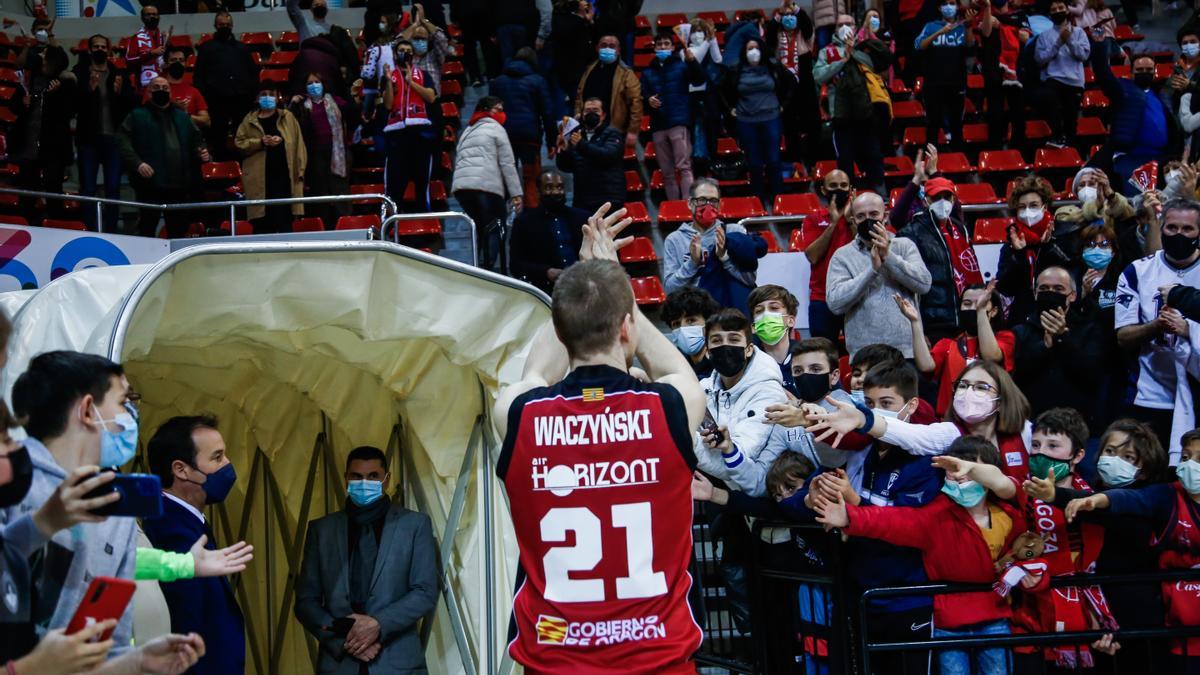 Waczynski sale ovacionado del Príncipe Felipe tras el partido frente al Unicaja.