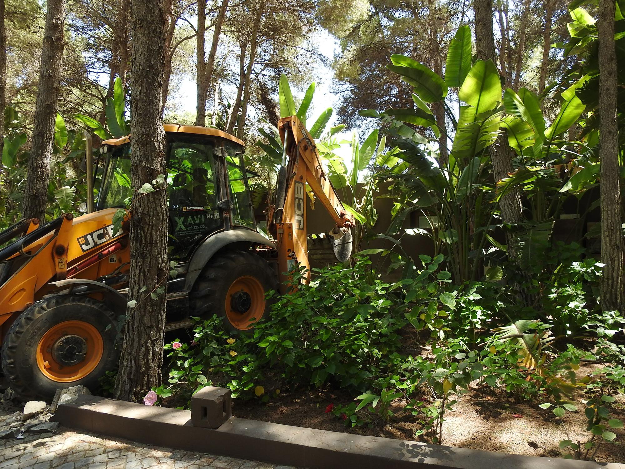 Así se derriba Casa Lola en Ibiza