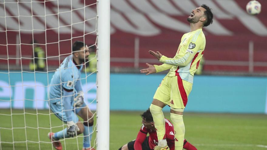 Álex Baena se lamenta tras desaprovechar una ocasión en el partido entre Georgia y España