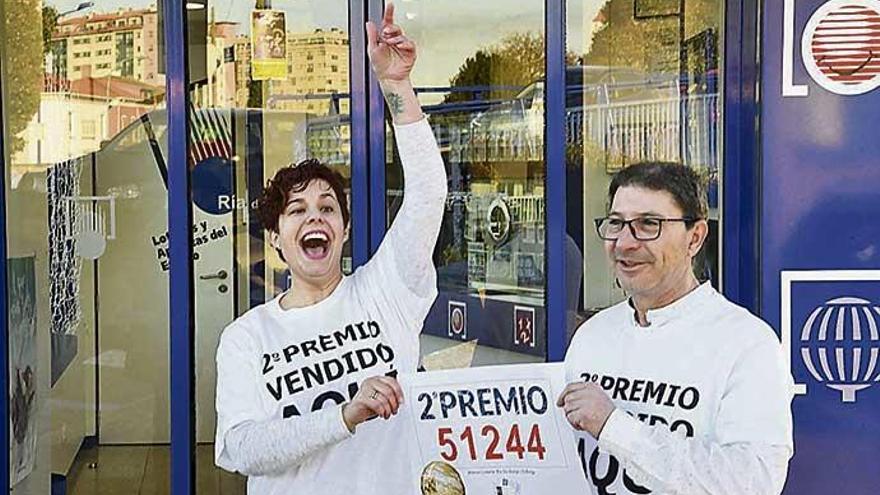 Celebración en una administración de lotería de O Burgo, tras el último sorteo del Gordo.