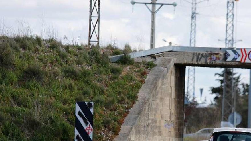 Paso de la C-605 bajo la vía del tren en el barrio de Pinilla.