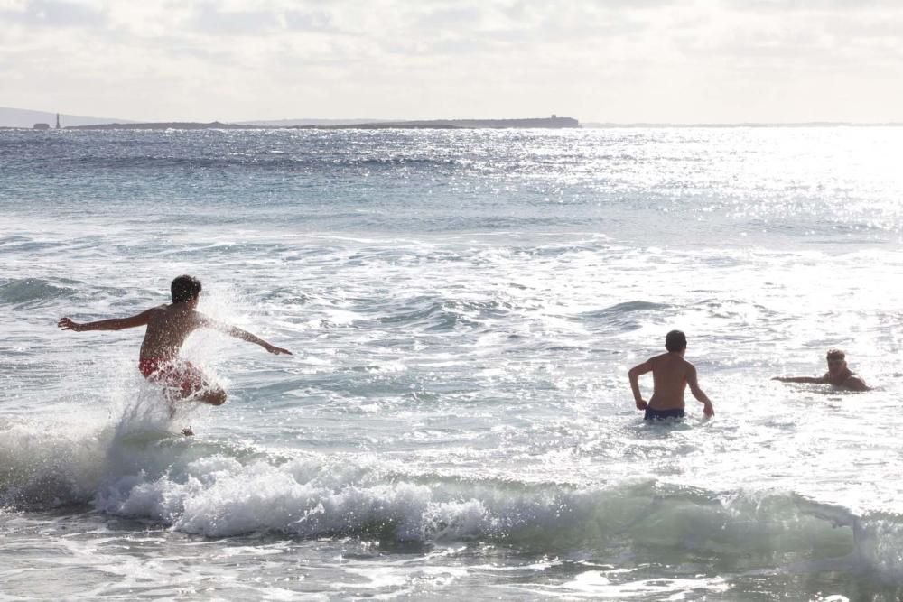 Primer baño del año en ses Salines.