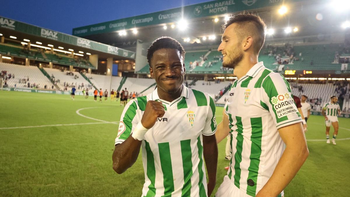 Adilson Mendes, junto a Adrián Lapeña tras el choque ante el Mérida.