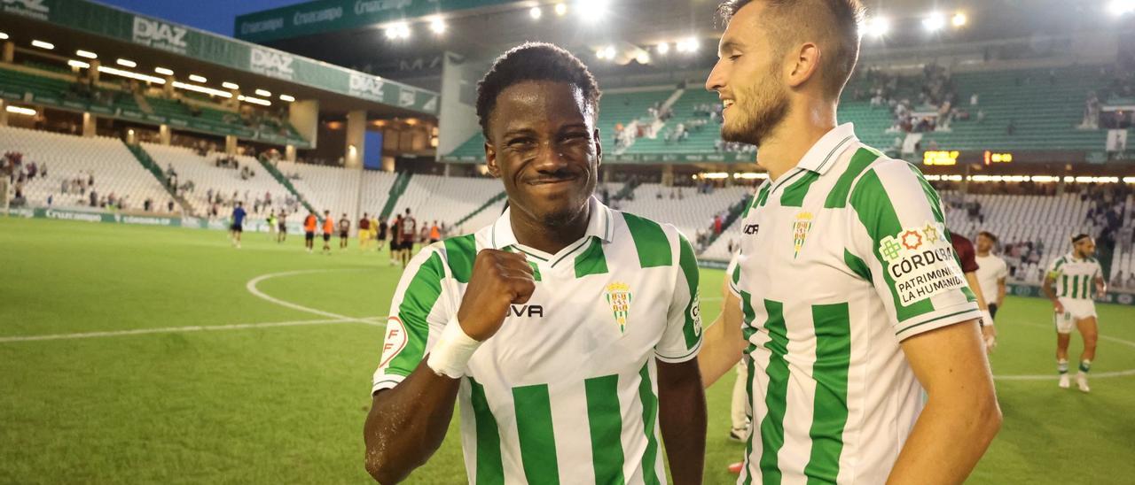 Adilson Mendes, junto a Adrián Lapeña tras el choque ante el Mérida.