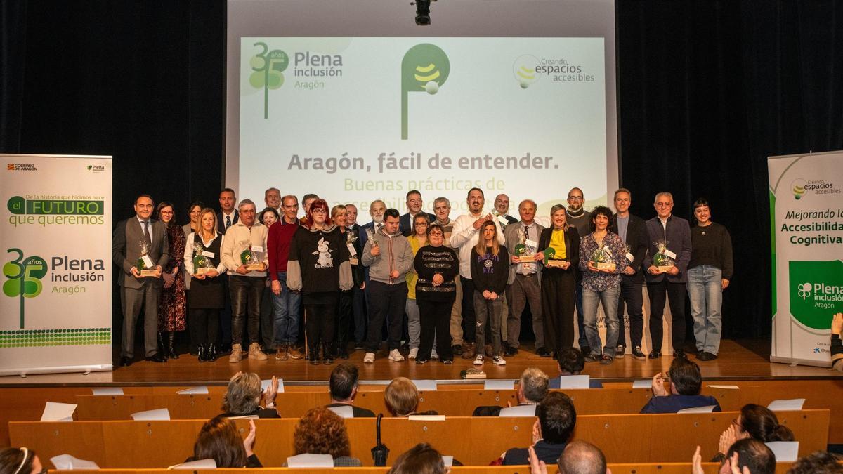 Foto de familia con todos los premiados.