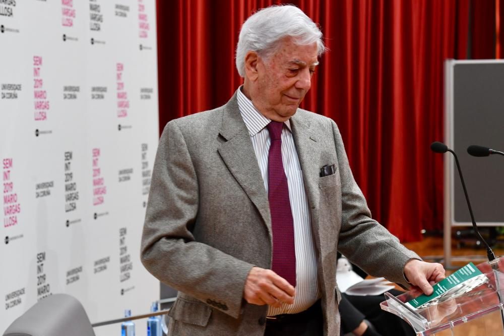 Mario Vargas Llosa en un seminario en A Coruña