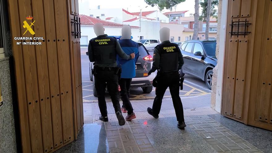 Detenido por atracar una gasolinera en Novelda con un cuchillo jamonero y robar 50 euros