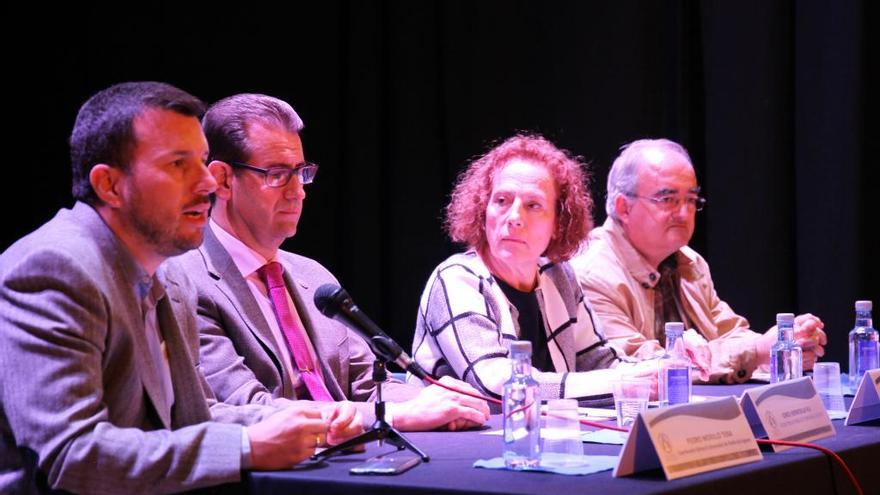 Los conferenciantes durante la primera ponencia de la Universidad de Otoño de Enguera