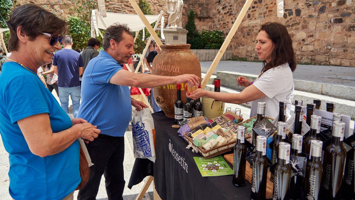 Foro de los Balbos en Cáceres. Unos visitantes de la primera edición de ‘JATO’ adquieren productos sostenibles.