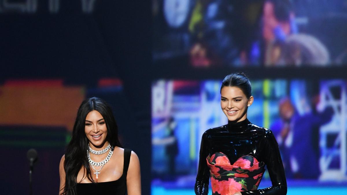 Kim Kardashian y Kendall Jenner presentan una de las categorías de los premios Emmy 2019