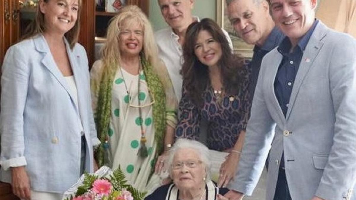 María Gironés, junto a sus cuatro hijos, el alcalde, la regidora Xelo Angulo.
