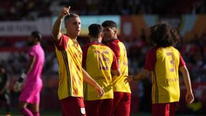 Gerard Deulofeu festeja con la grada uno de los tres goles anotados contra Jamaica .