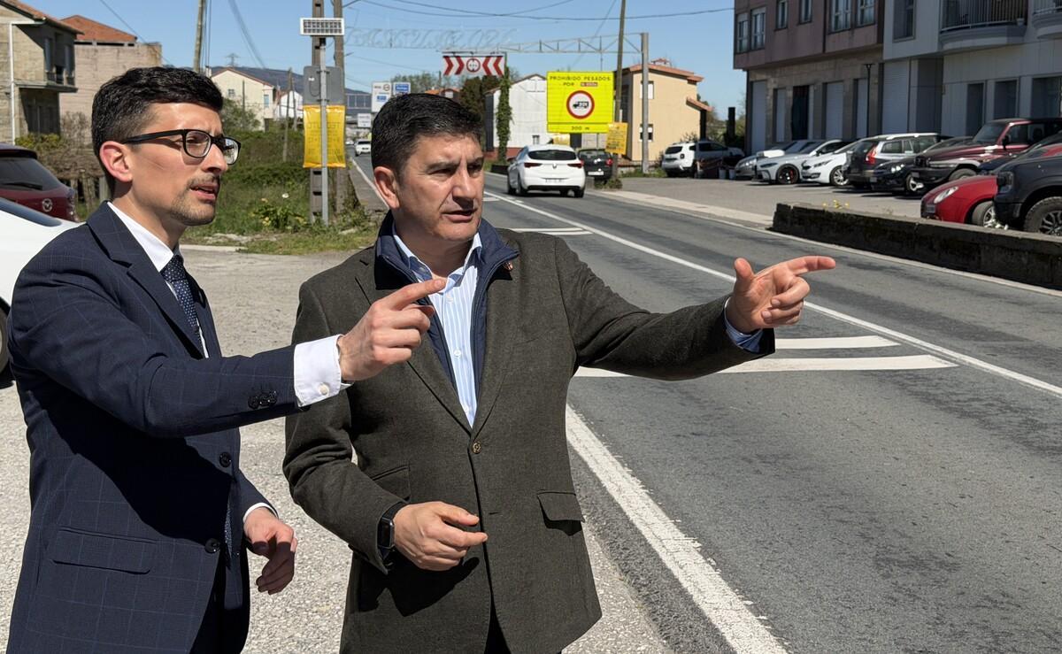 Anxo Arca, izquierda, con el delegado del Gobierno, Pedro Blanco, en la travesía de Padrón