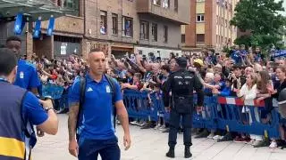 Así fue la salida de los jugadores del Oviedo rumbo al Tartiere: "Si se puede"