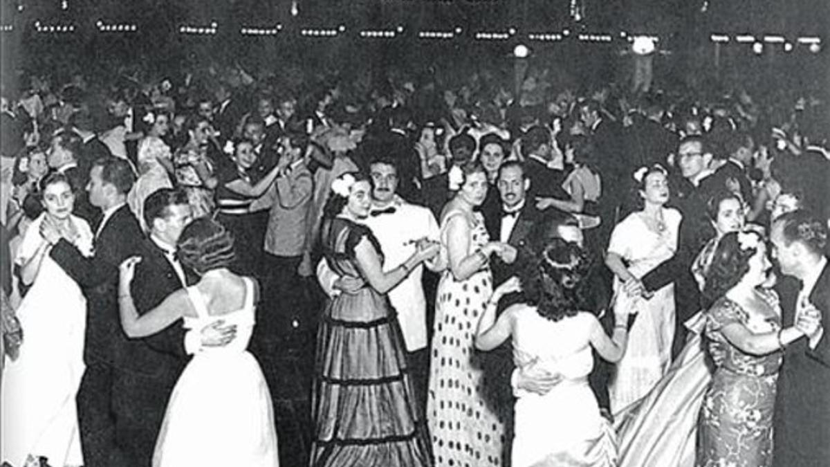 Baile al aire libre en la Torrassa de Montjuïc en los años 20.