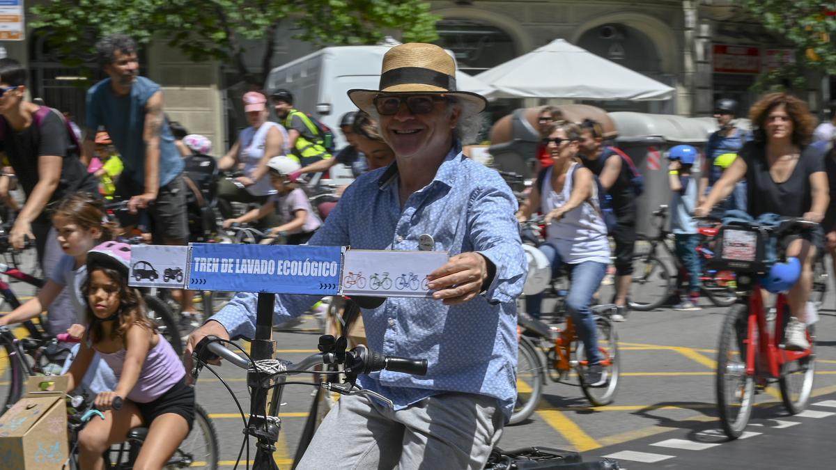 Ciclistas con eslogan durante la marcha ciclista