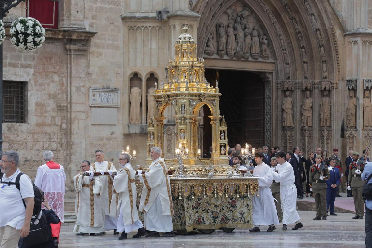 Salida de la Custodia por la Puerta de los Apóstoles de la catedral de València.