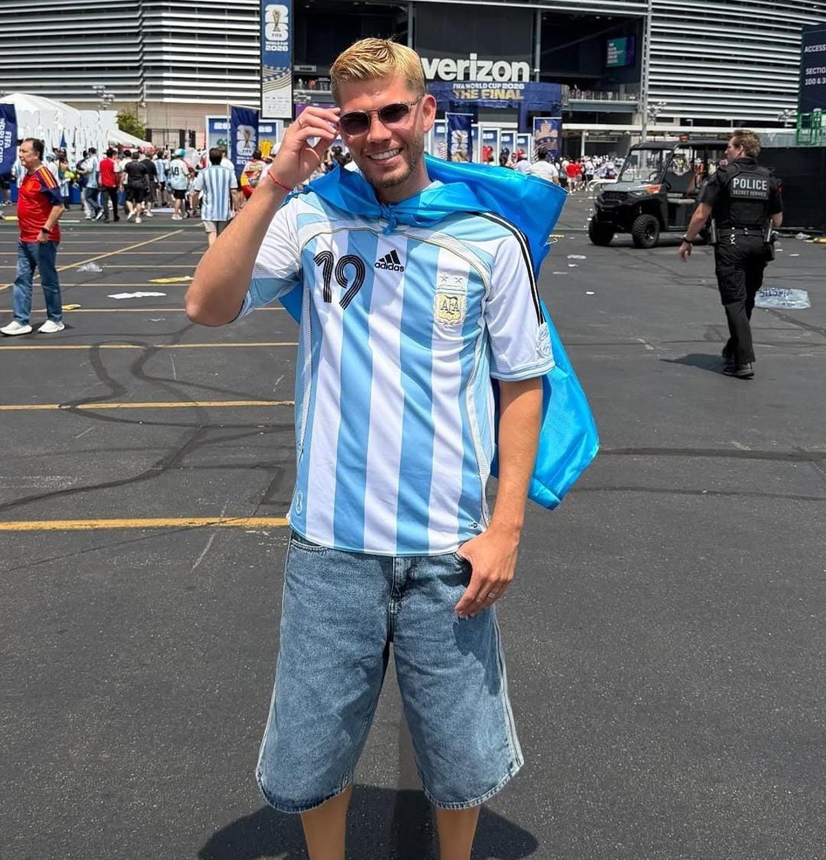 Pedro Schinocca, director general del Elche, con la equipación argentina