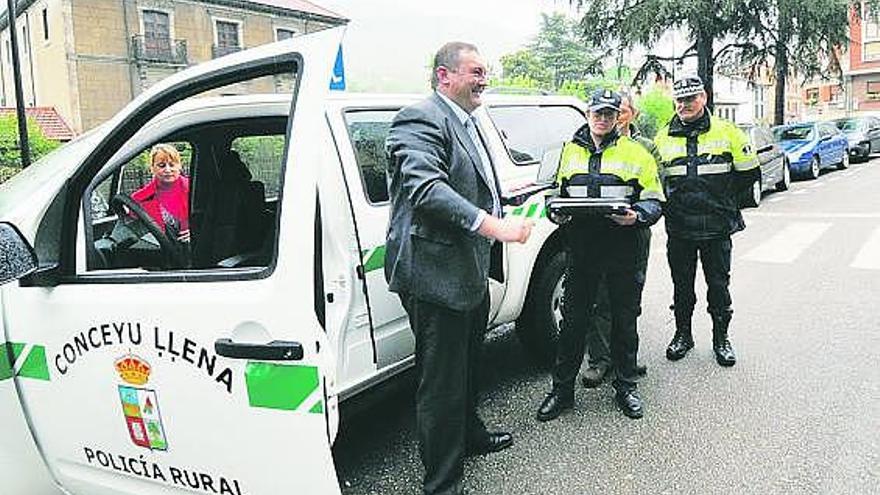 El alcalde de Lena, Ramón Argüelles, junto con los dos agentes de la Policía rural y su vehículo.