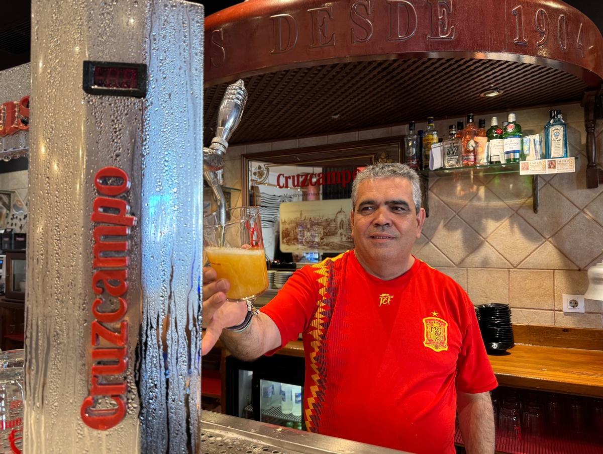 José Luis, de la Cervecería Gambrinus, gran fan de Pedro Porro.