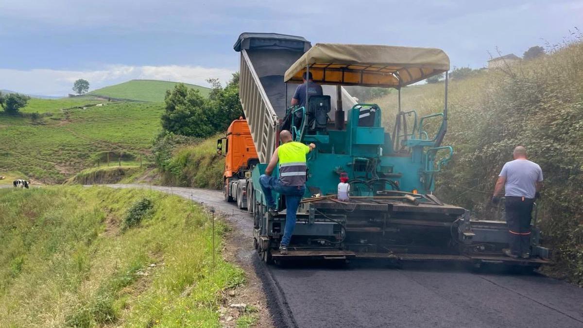Imagen de archivo de unos trabajos de mejora en la carretera de El Vallín.
