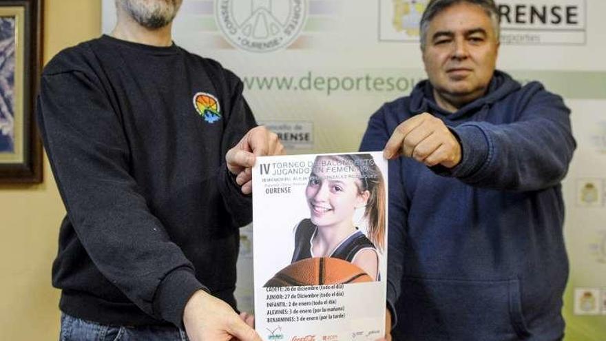 Benjamín Rodríguez y Rafa Fernández, con el cartel del torneo. // B.L.