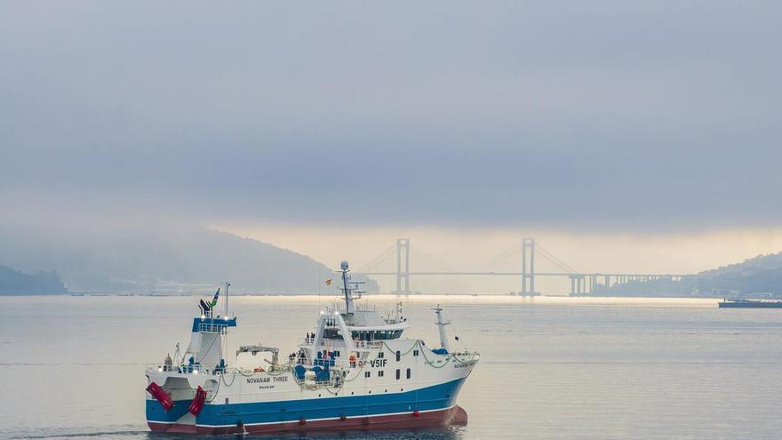 El nuevo arrastrero de Nueva Pescanova parte hacia el caladero: el «Novanam Three» deja Vigo por Namibia