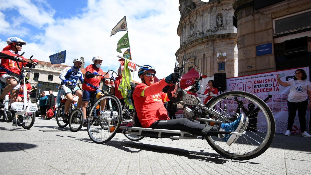 Participantes en los vehículos adaptados de los colectivos Rodando y Discamino.