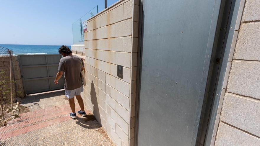 Una puerta que impide el acceso a un camino público a las calas del Cabo de la Huerta