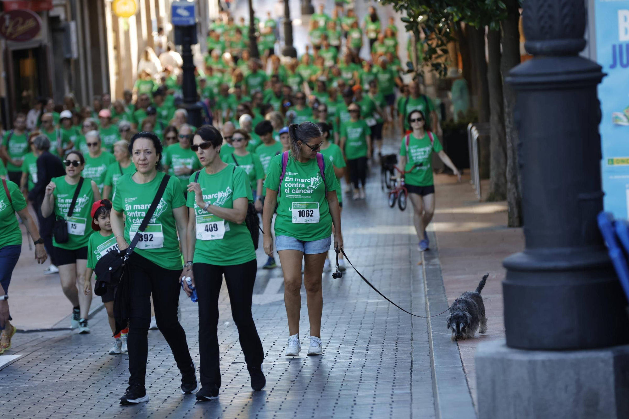 Marea verde de 1.500 corredores contra el cáncer en Oviedo