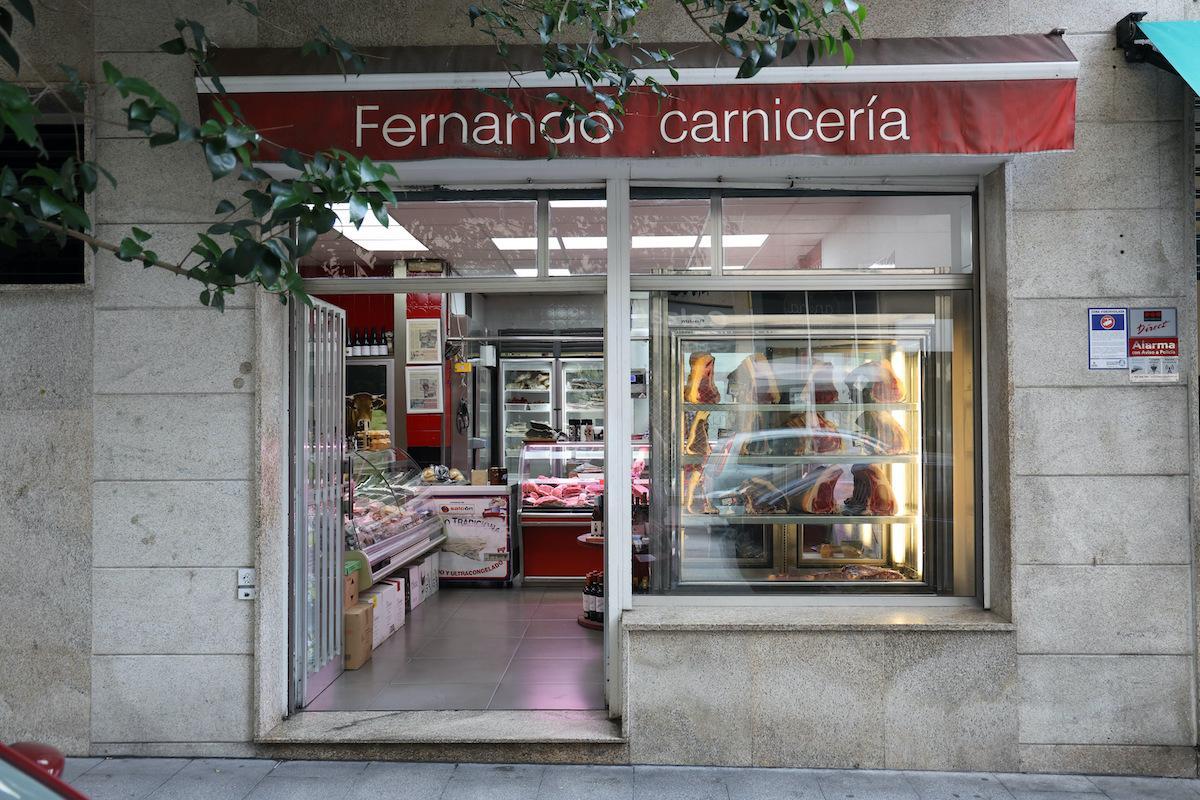 Con una superficie de 100 metros cuadrados en el número 10 de la rúa Serafín Avendaño, Fernando Carnicería ofrece no solo una cuidada selección de productos de la más alta calidad, sino también unas instalaciones óptimas para su correcta conservación.
