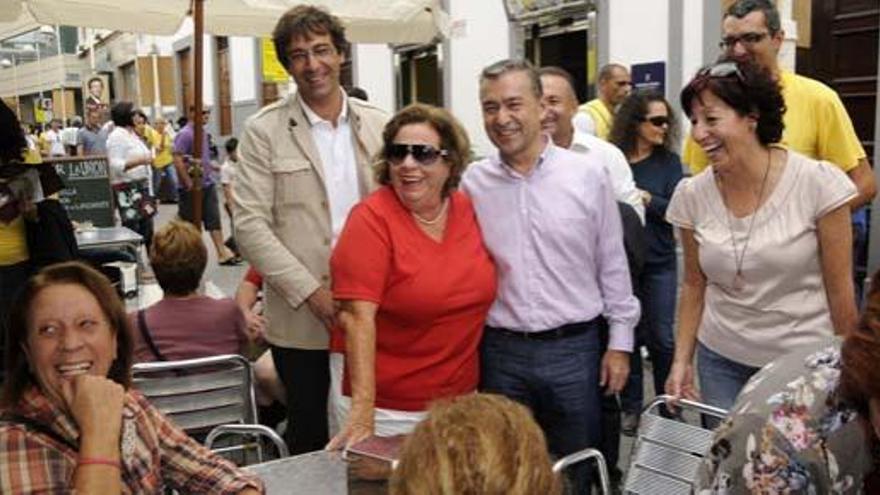 El presidente Paulino Rivero, en un acto de campaña ayer en Lanzarote; tras él, el candidato al Senado, Sanginés. i J. F.