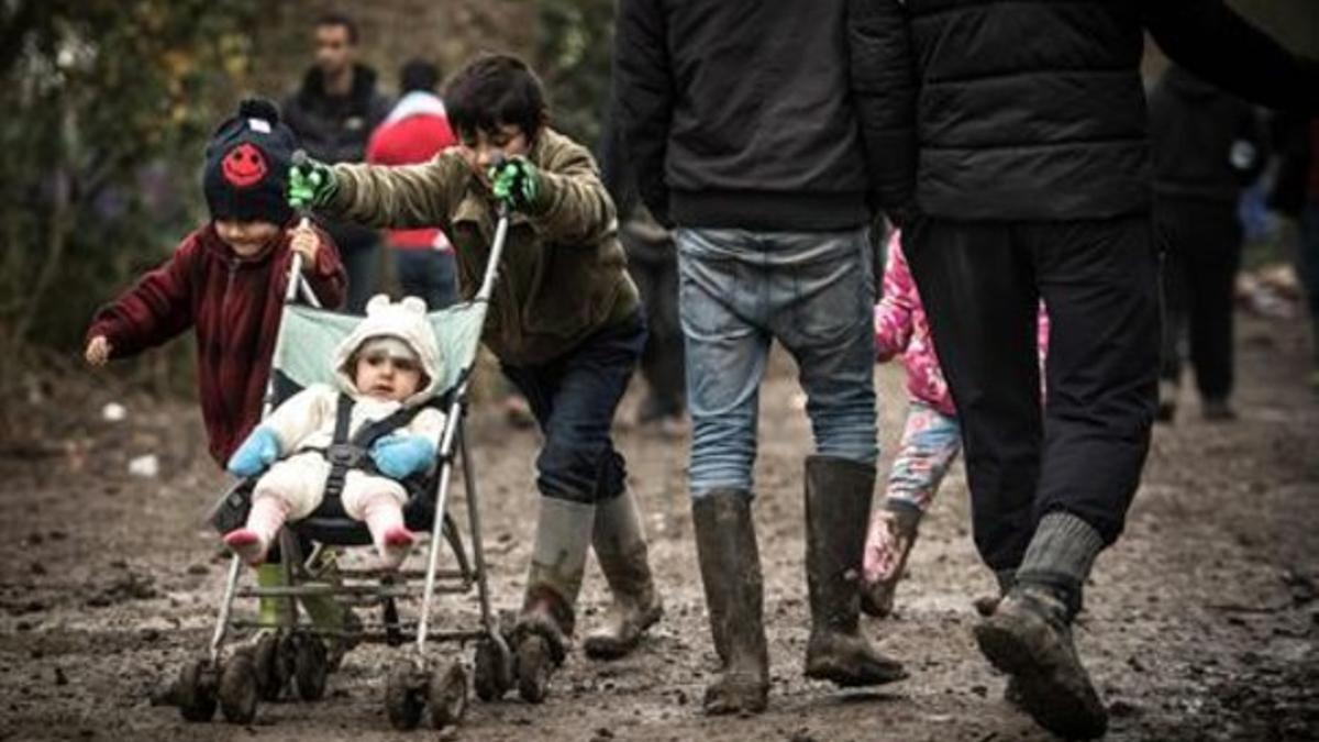 Refugiados en un precario campamento en Grande-Synthe, en el norte de Francia, el pasado martes.