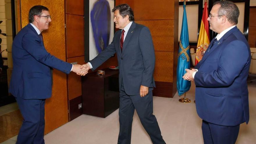 Por la izquierda, Alberto García Erauzkin saluda a Javier Fernández en presencia del consejero Isaac Pola.