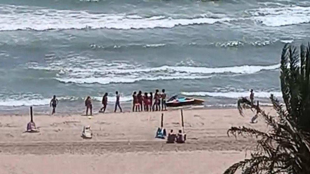 Rescatan a un bañista de mediana edad en la playa del Racó de Cullera