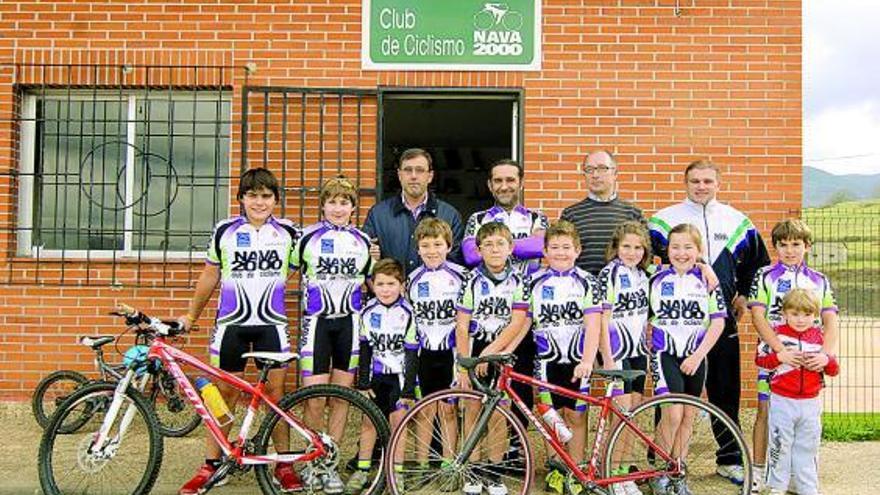 El edil de Deportes y varios responsables de la escuela, con un grupo de alumnos, ayer, en la sede del club naveto.