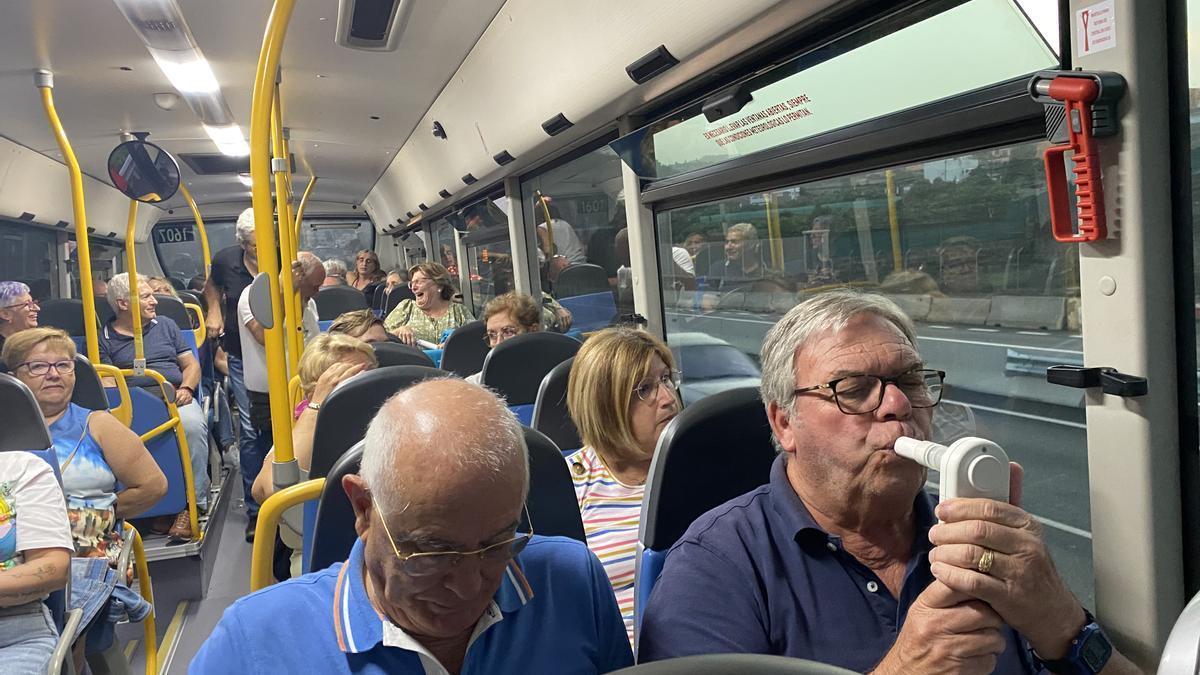 Pasajeros en el estudio con el cooxímetro en un autobús en Gran Canaria.