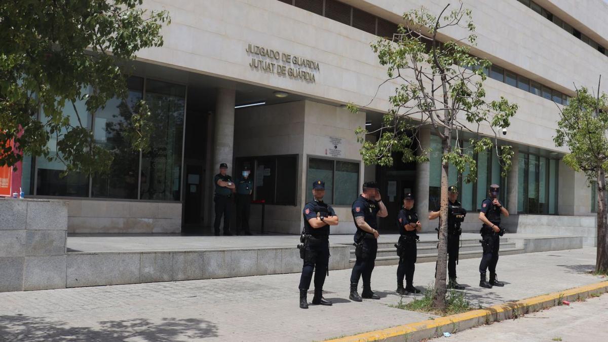 Agentes de la UIP controlan la entrada del juzgado de guardia durante las declaraciones. | I. CABANES