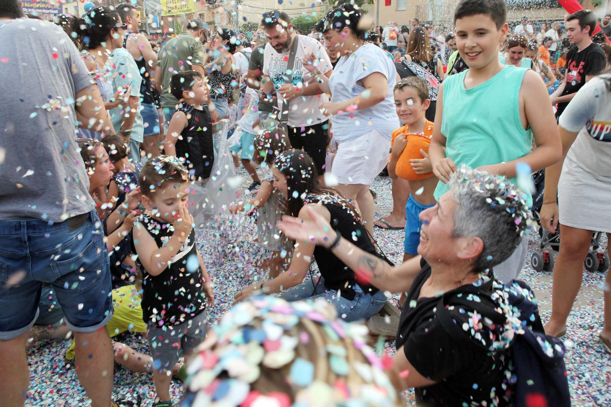 Pluja de confeti a la Festa Major Infantil de Sant Joan de Vilatorrada