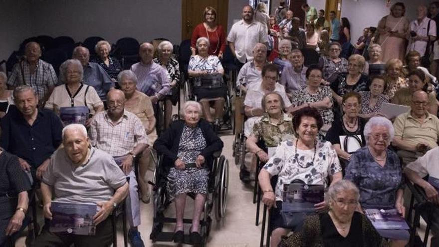 Emotivo homenaje al vecindario de más de 90 años